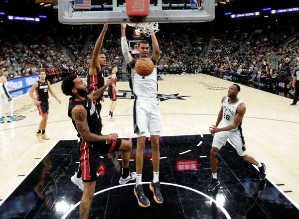 Imagem mostra jogadores em partida de basquete - Metrópoles