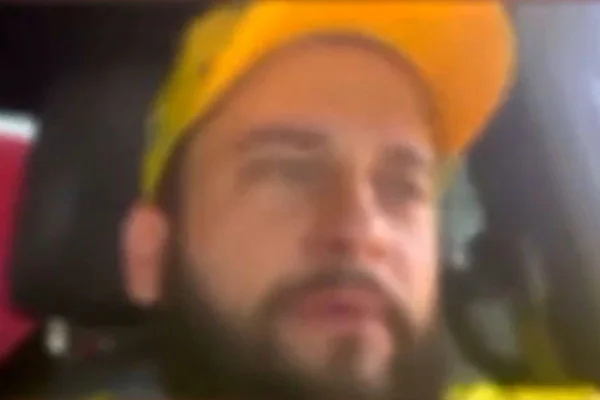 foto colorida de homem com boné amarelo