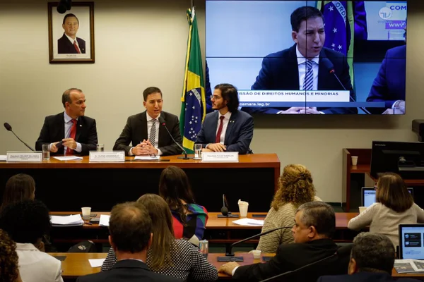 Deputada pede prisão de Greenwald. Ele rebate: “Sem evidências”