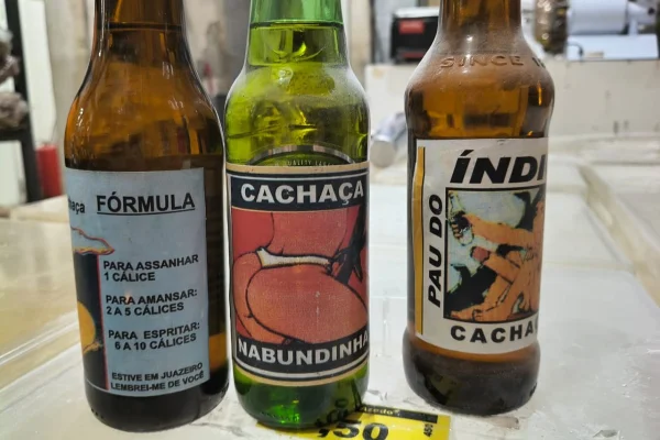 Imagem mostra cachaça - Metrópoles