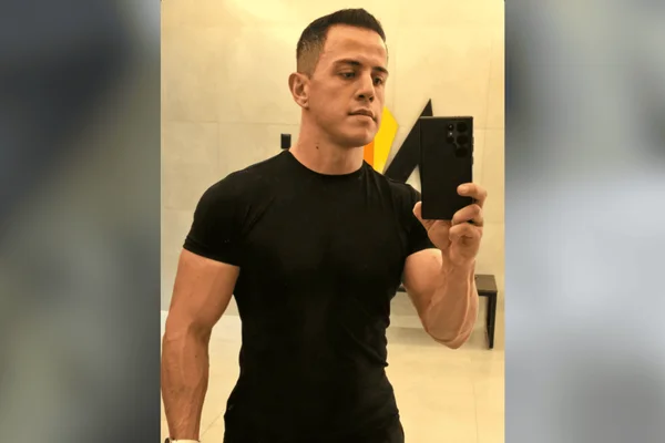 O caso ocorreu no estacionamento de uma academia. Segundo o boletim de ocorrência, a filha do casal, de 12 anos, presenciou todo o crime