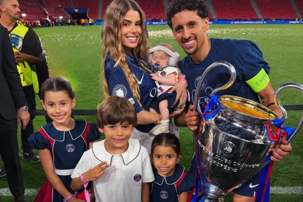 Imagem colorida mostra Carol Cabrino, Marquinhos e os filhos Maria Eduarda, Enrico, Martina e Filippo - Metrópoles