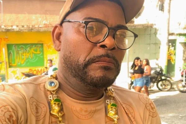 Vídeo: homens armados atiram para o alto em show de MC Colibri