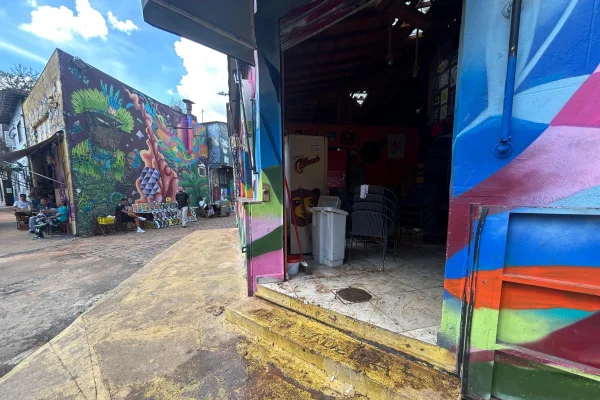 Imagem mostra comércio no Beco do Batman - Metrópoles