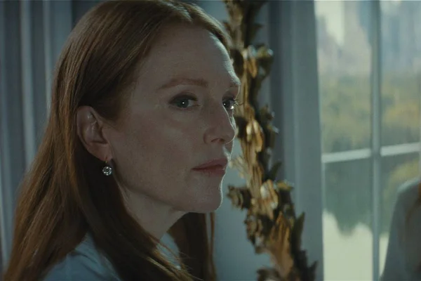 Juliane Moore como Madeline em Sharper – Uma Vida de Trapaças