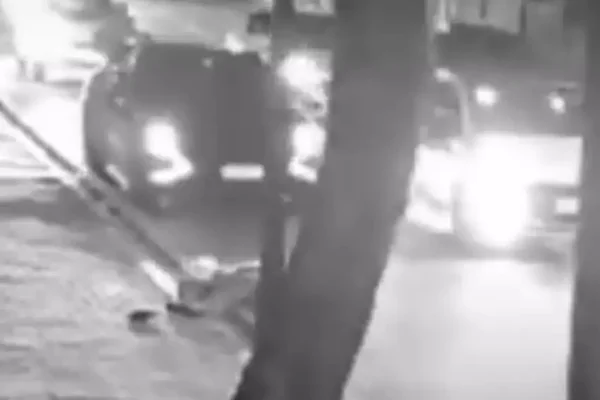 Imagem preto e branco, homem de 89 anos sendo atropelado por um carro - Metrópoles