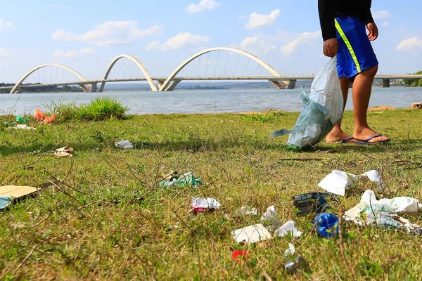 Orla do Lago Paranoá: após derrubadas do GDF, áreas estão abandonadas
