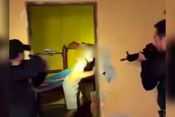Traficante leva susto ao ser flagrado pela polícia vendendo drogas
