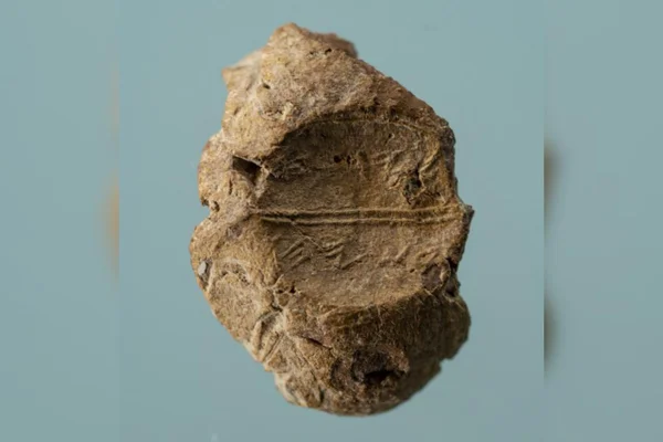 O selo de argila tem mais de 2.600 anos. Metrópoles