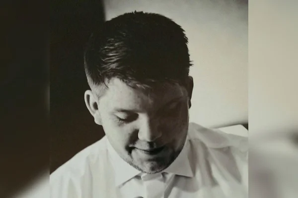 Foto de um homem em preto e branco - Metrópoles.