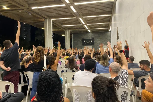 Professores de escolas particulares de BH discutem greve nesta quinta