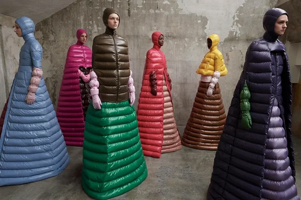 Casacos-vestidos de Pierpaolo Piccioli para Moncler viram moda