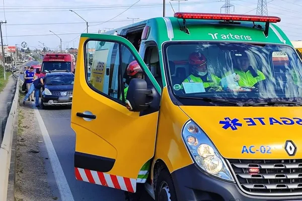 Imagem colorida mostra ambulância em rodovia do Paraná enquanto atende ocorrência - Metrópoles