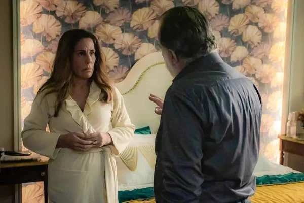 Imagem colorida de Irene e Antônio, personagens da novela Terra e Paixão - Metrópoles