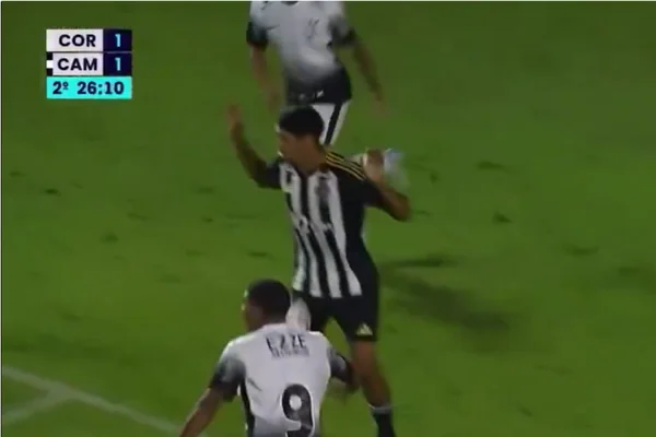 Jogador do Atlético pega bola com a mão e comete pênalti bizarro. Veja