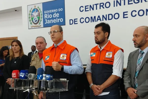 “Décadas de descaso”, diz Witzel sobre mortes após temporal no Rio