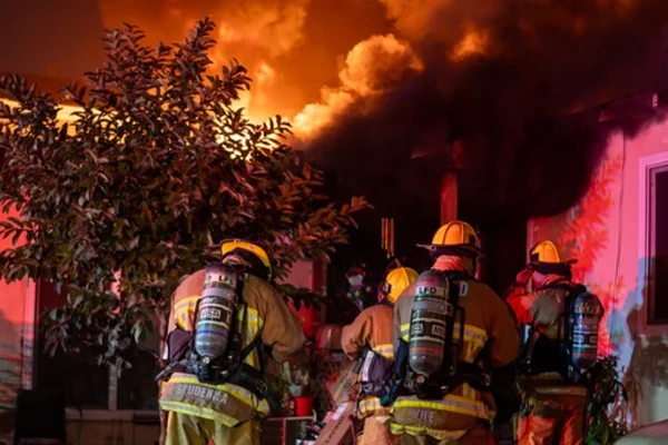 Imagem colorida de bombeiros em LA - Metrópoles
