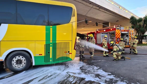 Ônibus pega fogo na Rodoviária do Plano Piloto