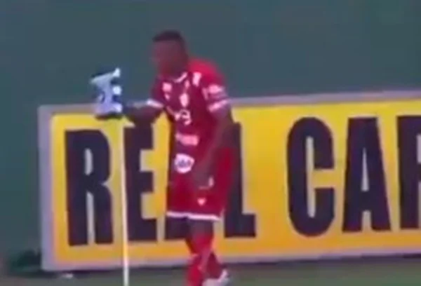 Alan Mineiro, do Vila Nova, cospe na bandeira do Goiás