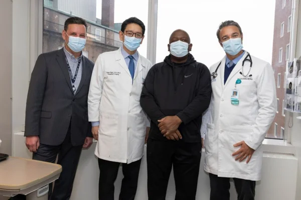 Equipe do Hospital Geral de Massachusetts com o paciente Rick Slayman