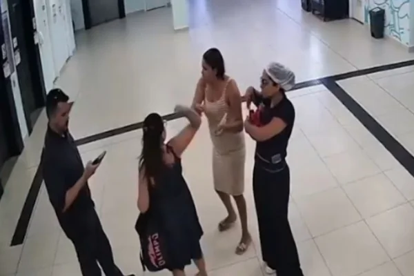 Imagem colorida, Momento em que a tia da bebê flagra a técnica de enfermagem com a recém-nascida e supervisora tenta intervir- Metrópoles