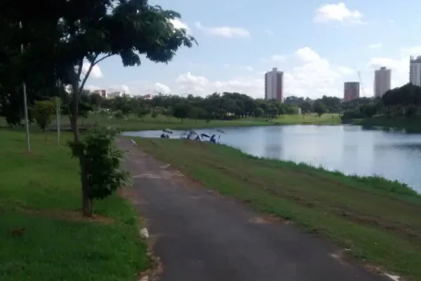 Imagens coloridas mostram córrego com pista asfaltada ao lado e pessoas, aparentemente, pescando na margem