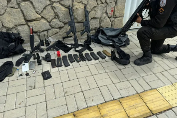 Policial olhando armas