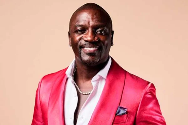 Akon explica regras da relação e hierarquia entre as múltiplas esposas