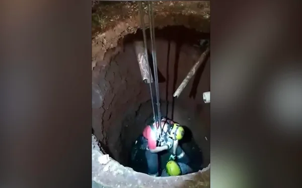 Garoto é resgatado após cair em cisterna enquanto jogava bola; vídeo - destaque galeria Garoto é resgatado após cair em cisterna enquanto jogava bola; vídeo - destaque galeria