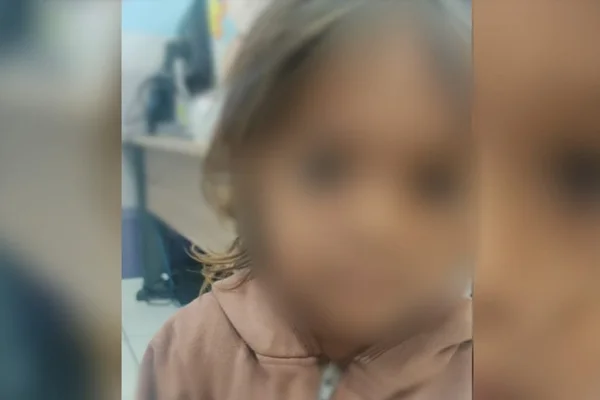 Foto desfocada de criança - Metrópoles