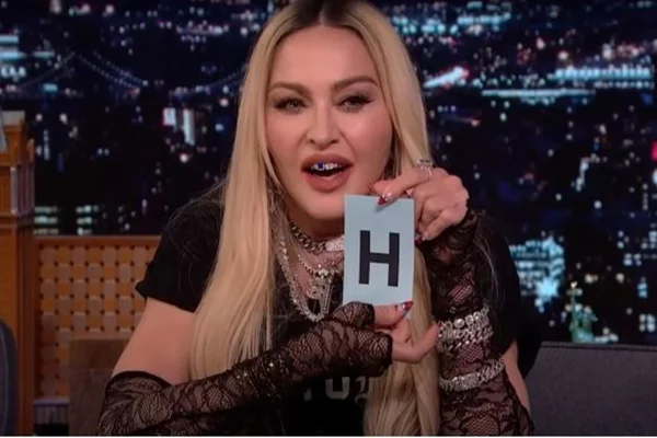 Foto colorida da Madonna em uma entrevista para um programa americano