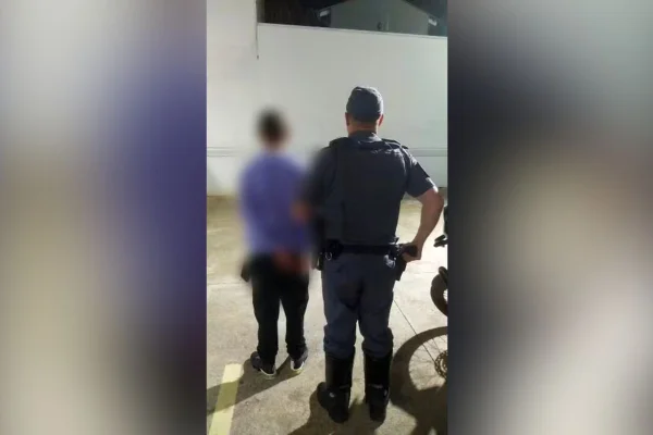 Imagem colorida mostra menor apreendido pela polícia em delegacia de Sorocaba, no interior de São Paulo; A vítima, dona de uma moto, também acabou presa porque devia pensão alimentícia - Metrópoles