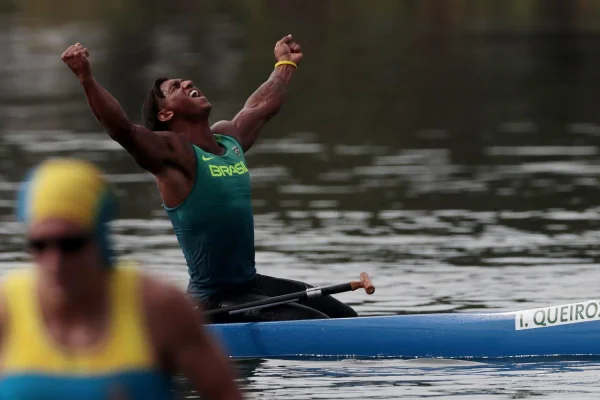 Imagem colorida de Isaquias Queiroz, medalhista olímpico na canoagem- Metrópoles