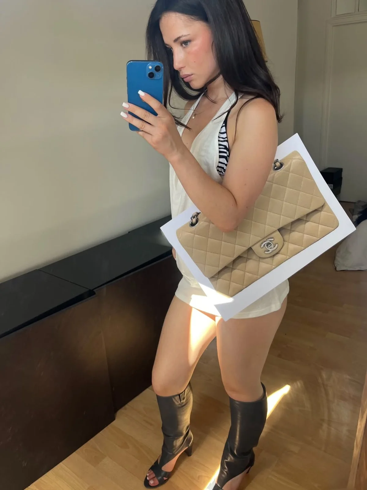 Styling de Rojas com bolsa da Chanel impressa Styling de Rojas com bolsa da Chanel impressa