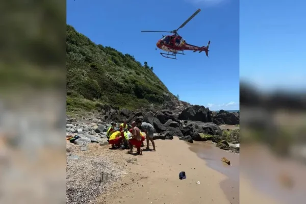 Imagem colorida, Adolescente é encontrado desacordado em praia isolada de SC e levado ao hospital de helicóptero- Metrópoles