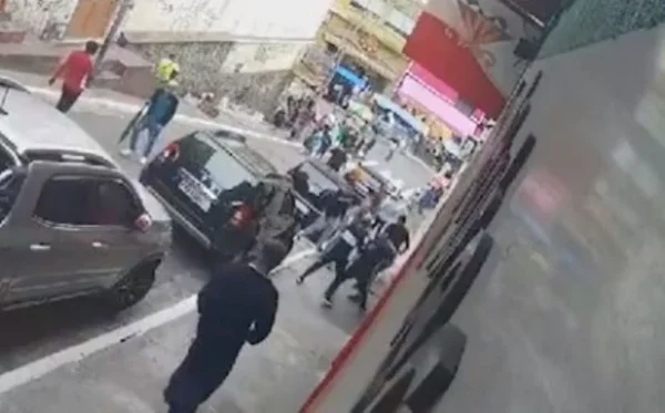 Imagem colorida de câmera de segurança mostra bandidos puxando um homem holandês pelo pescoço para roubar uma correntinha no centro de São Paulo - Metrópoles