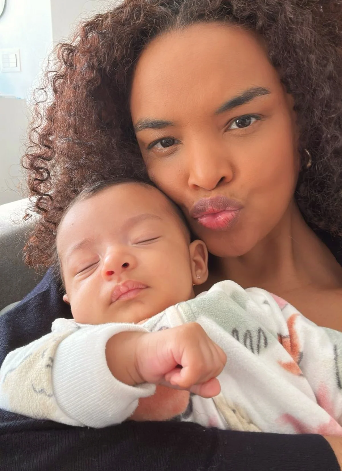 Lucy Ramos foi mãe pela primeira vez e está enfrentando consequências do pós-parto Lucy Ramos foi mãe pela primeira vez e está enfrentando consequências do pós-parto