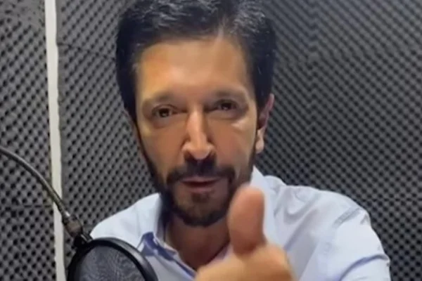 Imagem mostra homem sinalizando com polegar - Metrópoles