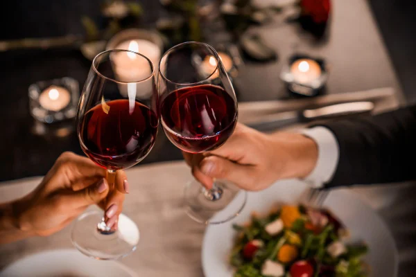 Foto colorida de duas taças de vinho - Metrópoles