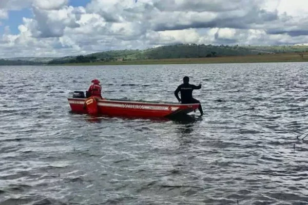 Bombeiros buscam corpo de jovem que desapareceu em represa
