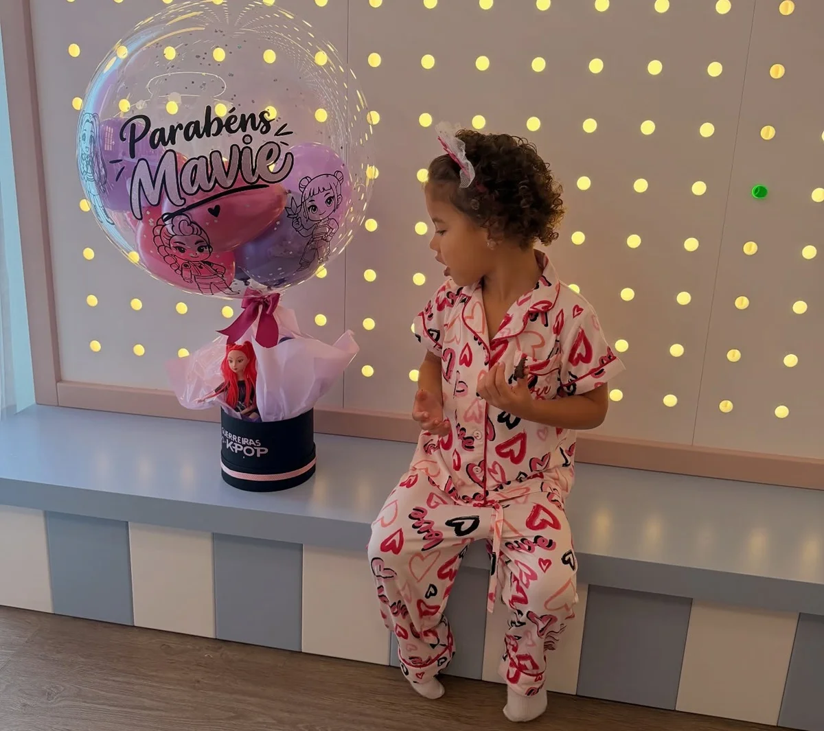 Mavie, filha de Bruna Biancardi e Neymar, posa ao lado de um balão Mavie, filha de Bruna Biancardi e Neymar, posa ao lado de um balão