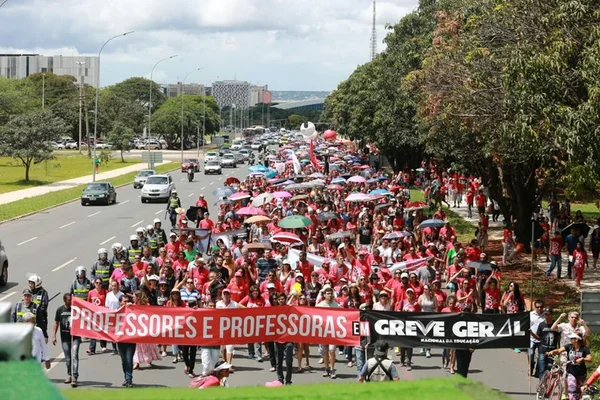 Professores recusam a proposta do governo e mantêm greve
