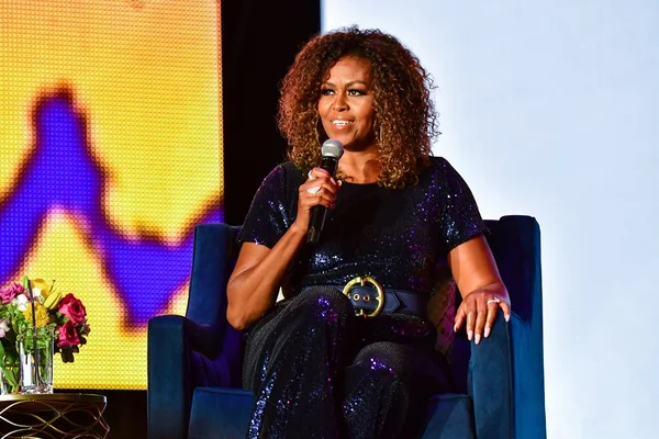 Novo look de Michelle Obama inspira mulheres em transição capilar