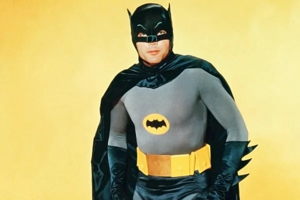 Batman aparece no centro da imagem com o uniforme de herói. Metrópoles