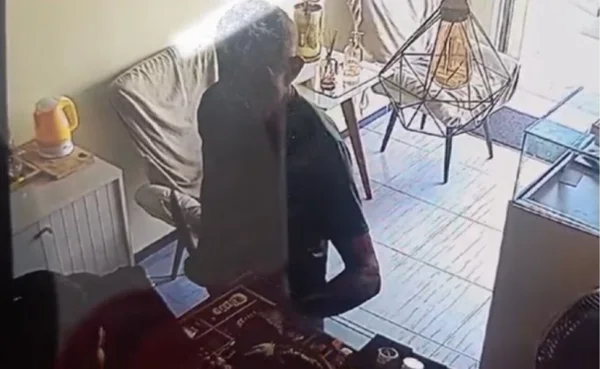 imagem colorida. Homem assalta um estabelecimento em Sergipe