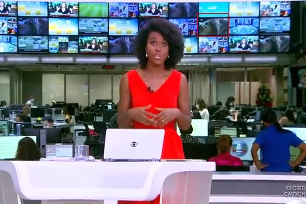 Cenas de casal fazendo sexo aparecem no telão do Jornal Hoje ao vivo