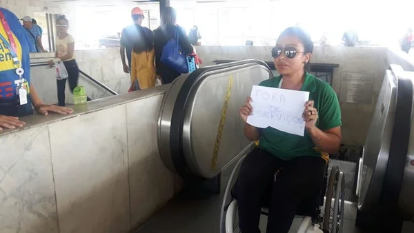 Sem acessibilidade, cadeirante protesta na Rodoviária do Plano Piloto