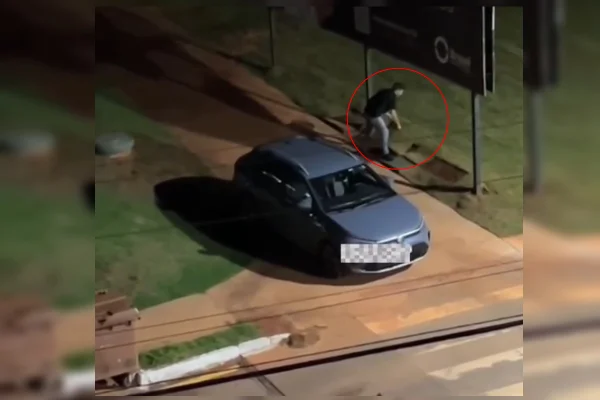 Homem é preso após roubar placas de grama de condomínio no DF