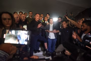 Ex-presidente Jair Bolsonaro mostra a tornozeleira eletrônica para a imprensa na saída do Congresso Nacional 