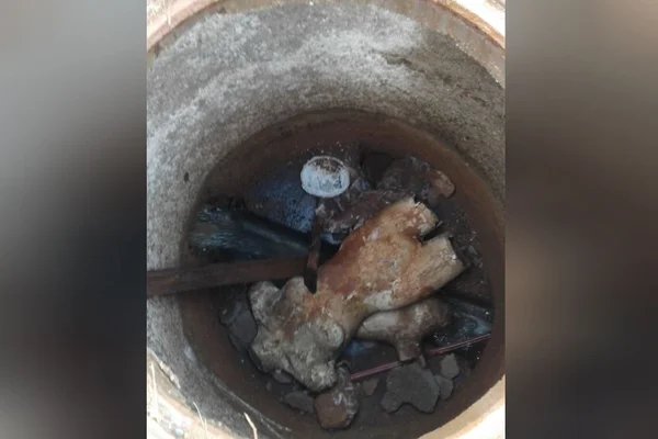 Tem até manequins na rede de esgoto do DF: lixo entope tubulações